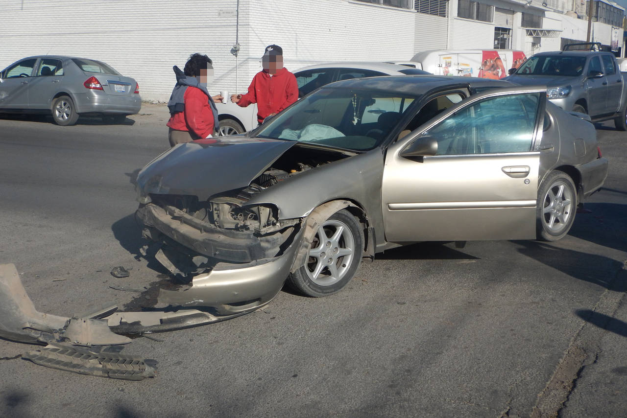 Daños. Un vehículo Nissan Altima y una camioneta Saturn resultaron con daños importantes durante el accidente vial.