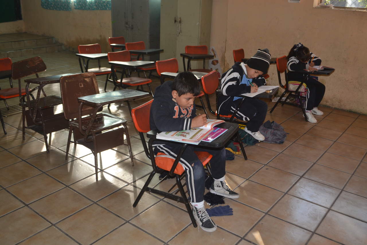 Aunque ayer la temperatura mínima en Torreón fue de 3 grados centígrados, en nivel preescolar y educación especial, únicamente asistió el 10 por ciento (%) de los alumnos a clases, en primaria acudió un 22% y en secundaria un 38%. (FERNANDO COMPEÁN) 