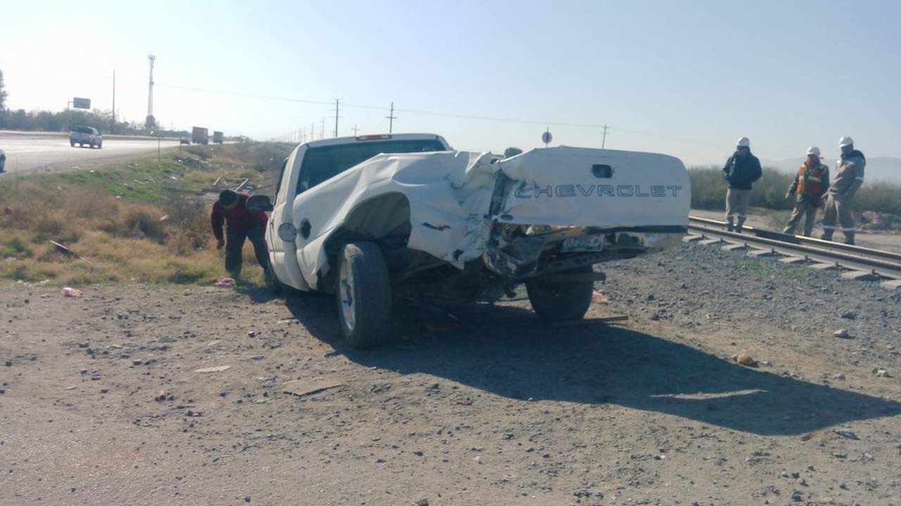 El accidente ocurrió alrededor de las 10:30 de la mañana del jueves en el cruce de las vías férreas ubicadas sobre la carretera a Chihuahua justo a la altura del entronque al ejido Dinamita, el cual dejó como saldo tres lesionados. (ARCHIVO) 