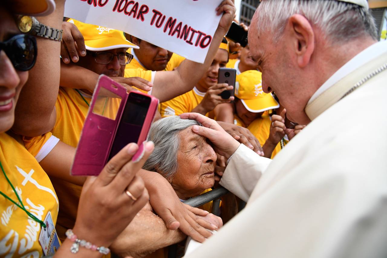 Agradecido. El Papa Francisco le da la bendición a una mujer de la tercera edad en su visita a Trujillo, Perú.