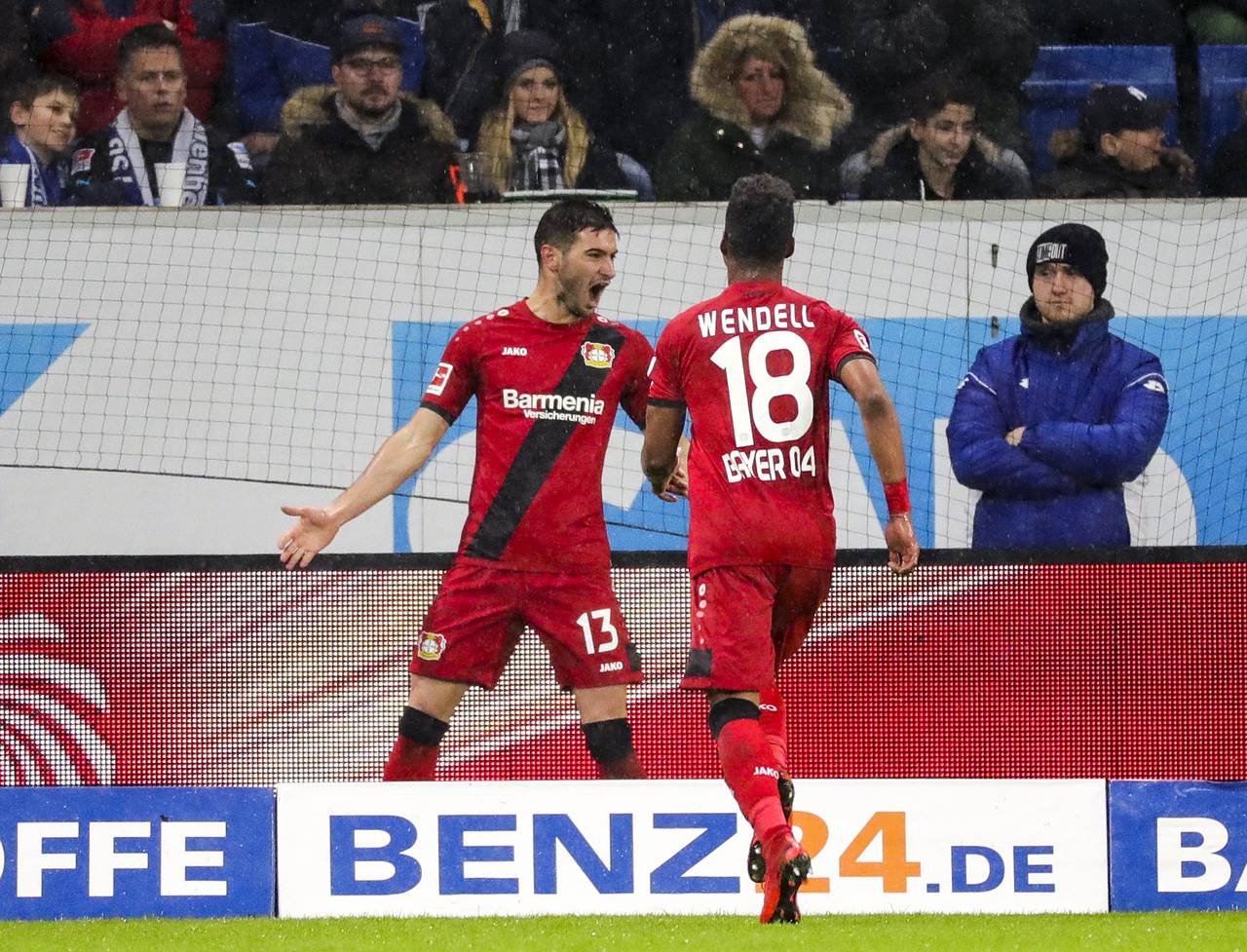 Lucas Alario celebra uno de sus goles al Hoffenheim. (EFE)