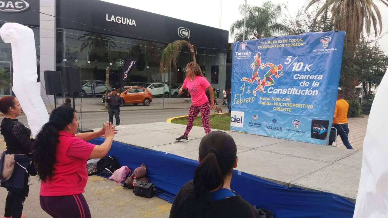Hubo una clase muestra de baile fitness a cargo de diferentes grupos de la ciudad, como los que regularmente trabajan en Línea Verde y La Jabonera. (EL SIGLO DE TORREÓN)