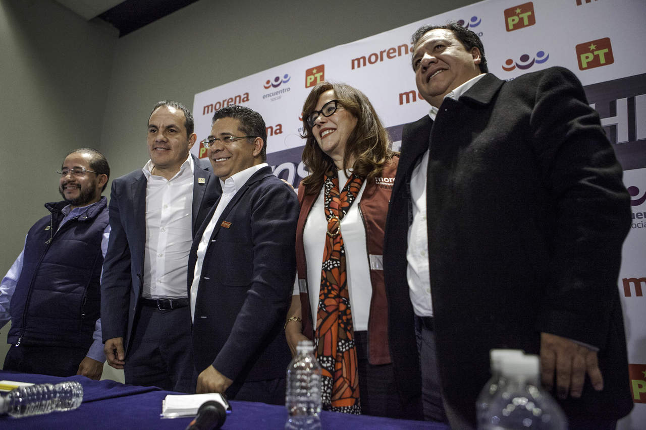 Esta mañana se anunció también la renuncia al PRD de la diputada del Estado de México, Karen Hurtado, y el ex líder perredista de Ecatepec, Osmar León Aquino, quienes anunciaron una desbandada hacia Morena.