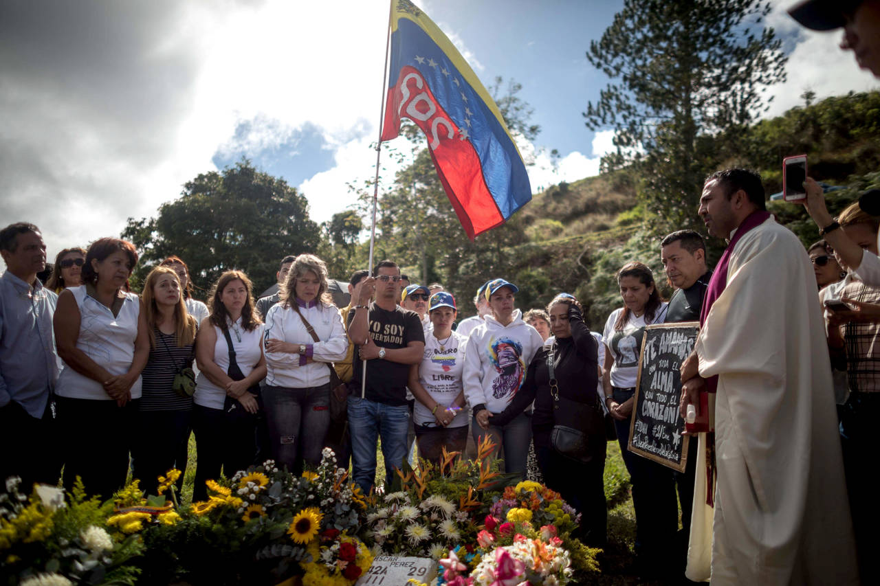 Luto. Parientes del exinspector de la policía científica venezolana Óscar Pérez se reunieron en el cementerio del Este. (EFE)