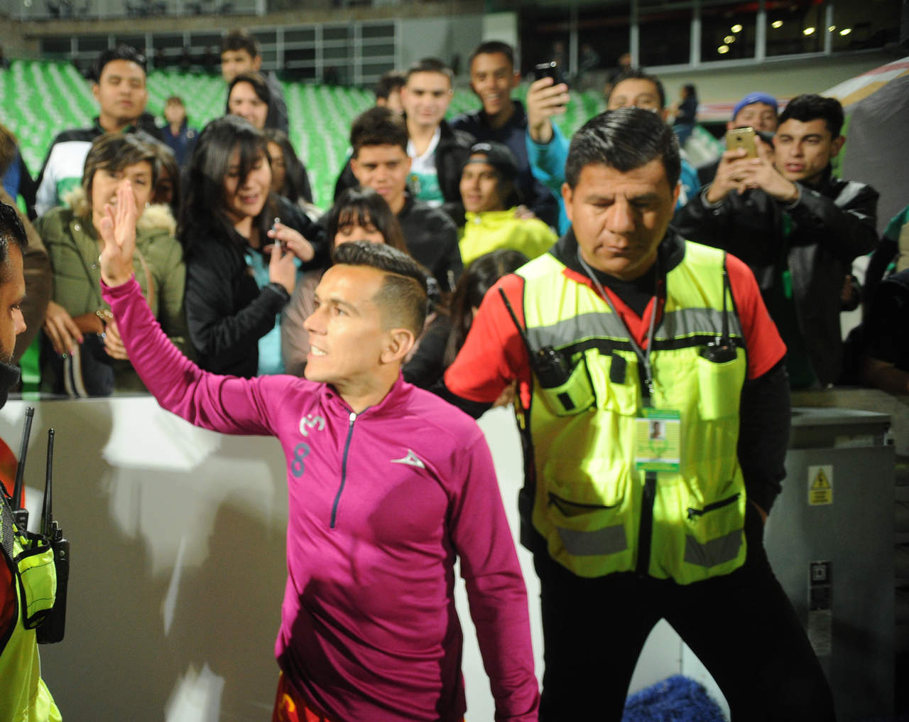 Juan Pablo “Chato” Rodríguez tuvo oportunidad de saludar a la afición santista en el estadio Corona.
