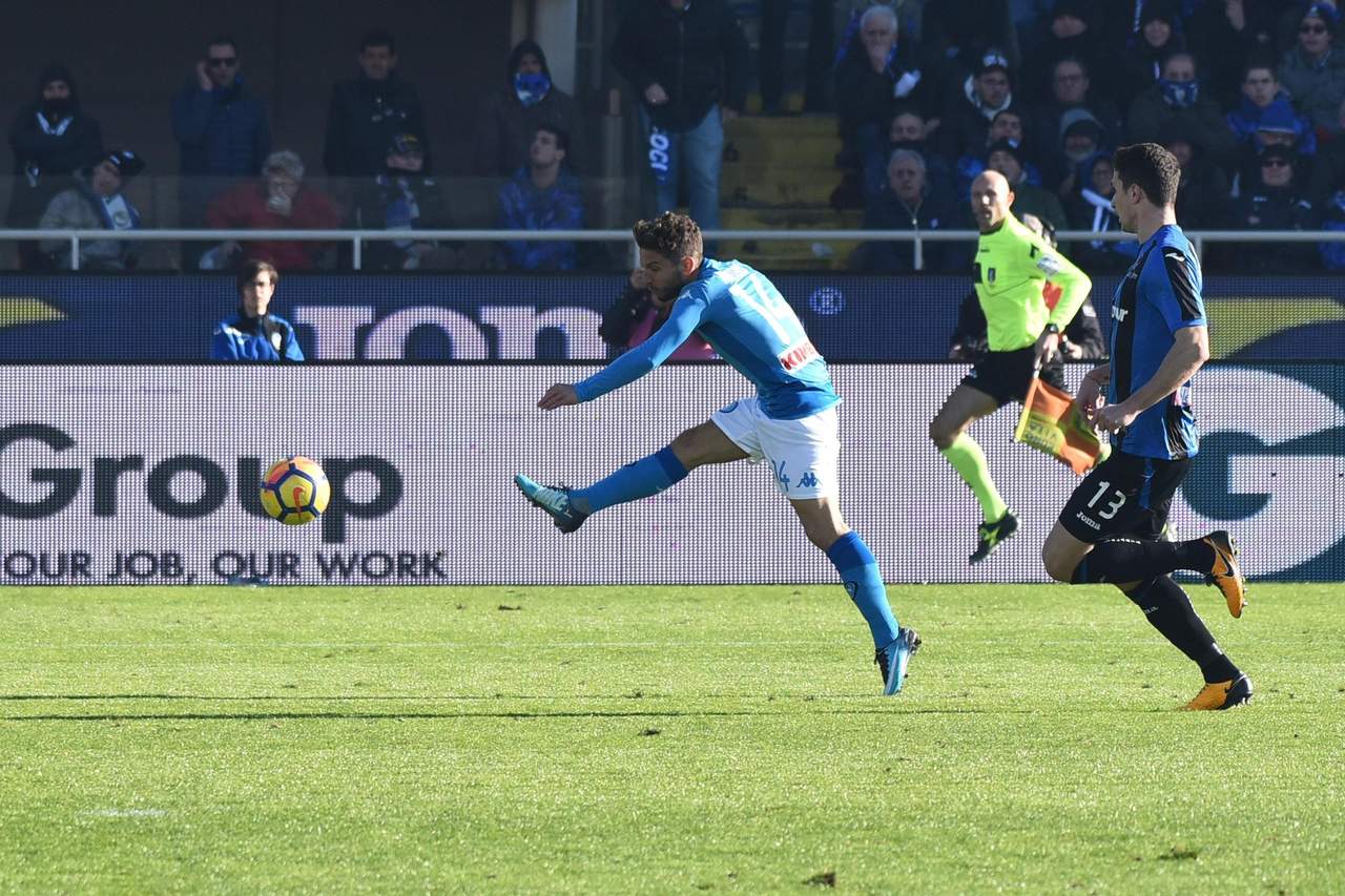 Dries Mertens anota el gol de la victoria del Napoli en encuentro de la Serie A italiana frente a Atalanta en el estadio Atleti Azzurri d’Italia. (AP)