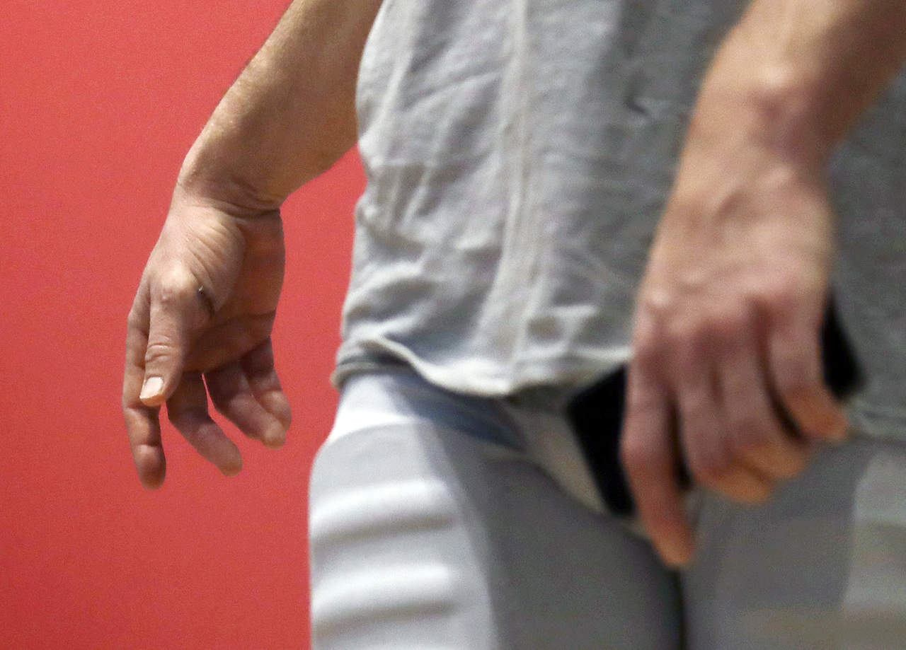Al final del encuentro, se pudo apreciar el dedo hinchado de Brady. (AP)