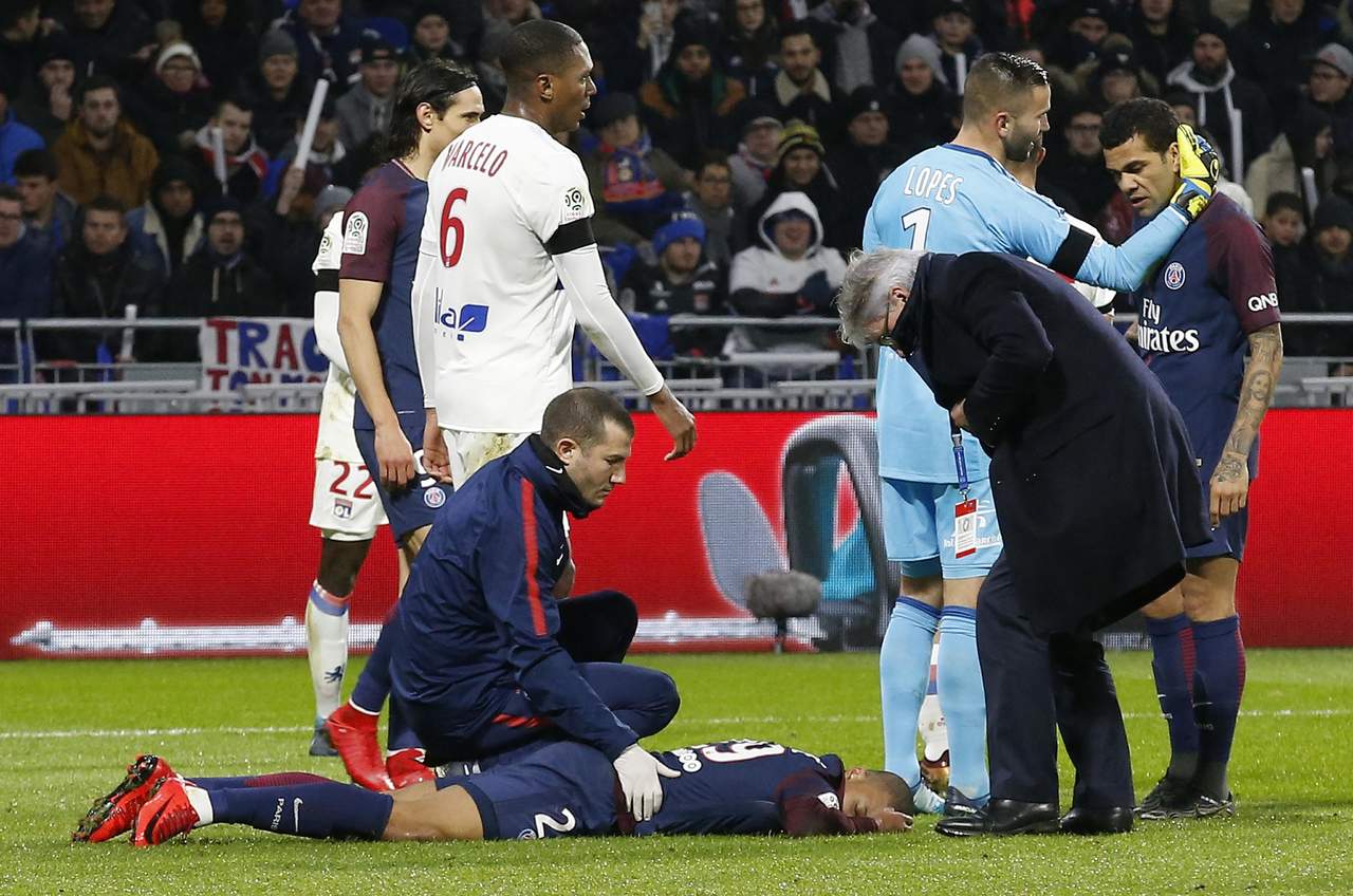 El jugador francés terminó semiinconsciente en el césped tras el choque.