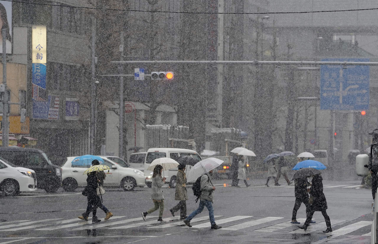 La nieve podría alcanzar capas de 30 centímetros en la región nororiental de Tohoku y el centro de la isla principal de Honshu, donde se encuentra la capital japonesa. (AP)