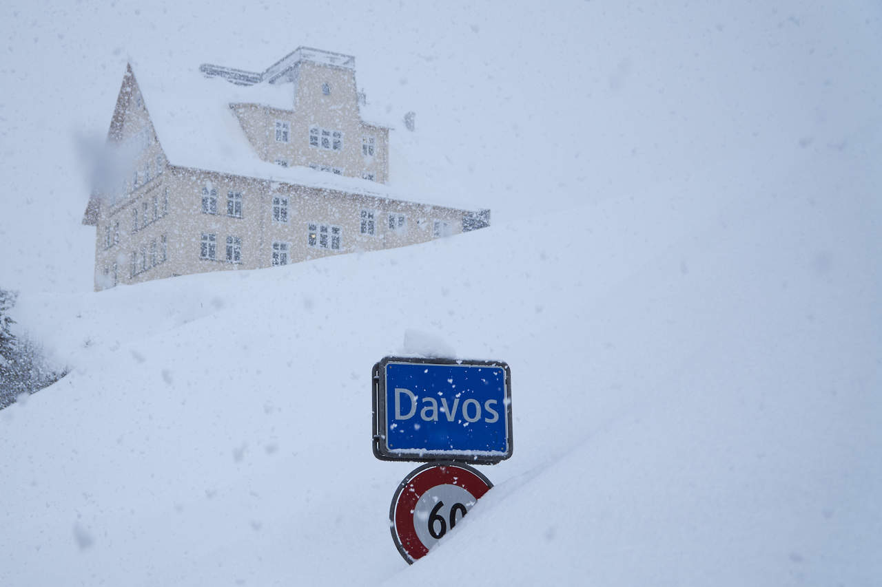 La fuerte nevada que cayó en las últimas horas en la estación de esquí ubicada a mil 500 metros de altitud dejó intransitables las calles de Davos. (AP)
