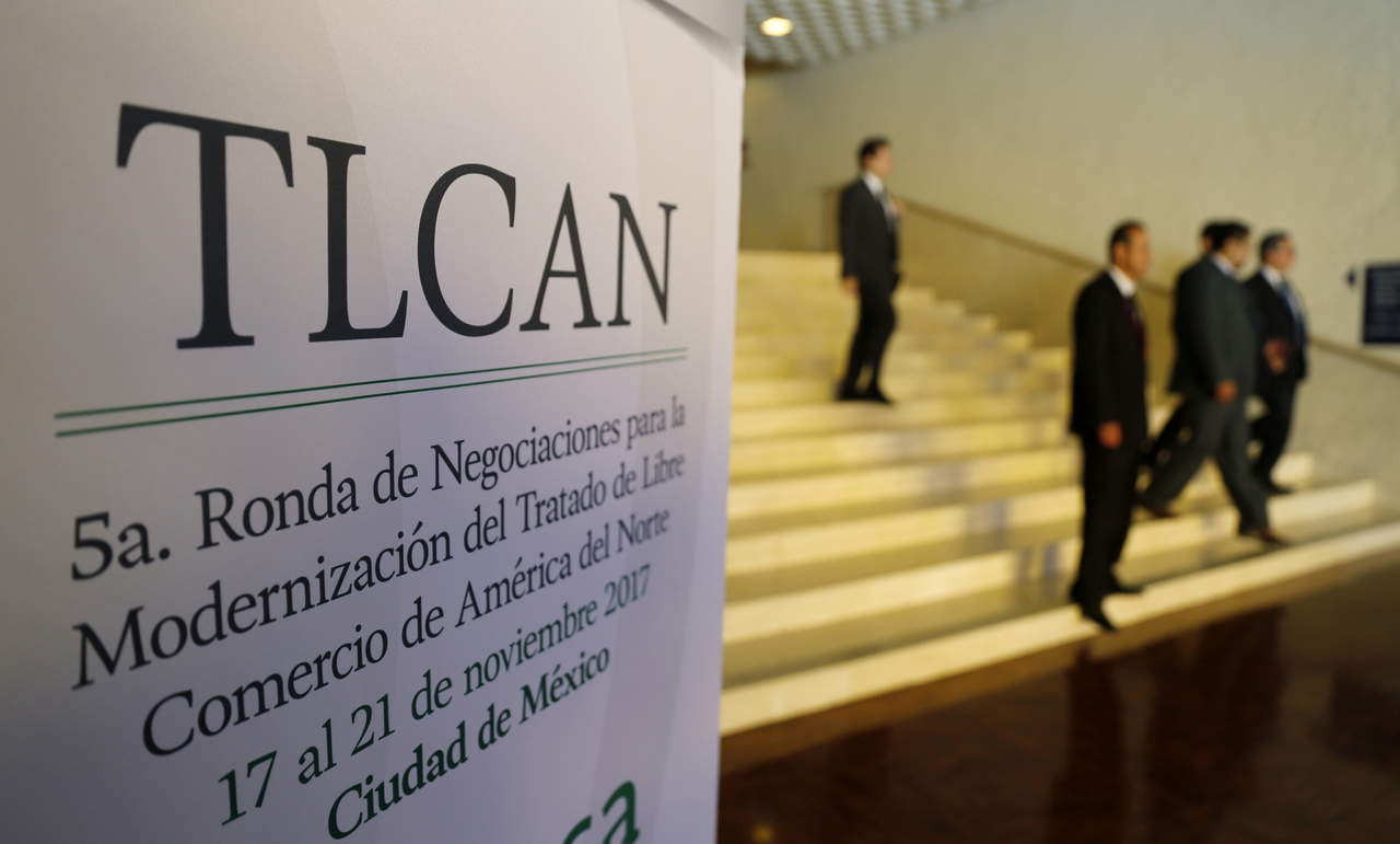 La cotización del peso mexicano esta semana dependerá de noticias sobre la sexta ronda de renegociación del Tratado de Libre Comercio de América del Norte (TLCAN), y se espera que fluctúe entre 18.45 y 18.90 pesos por dólar. (ARCHIVO)