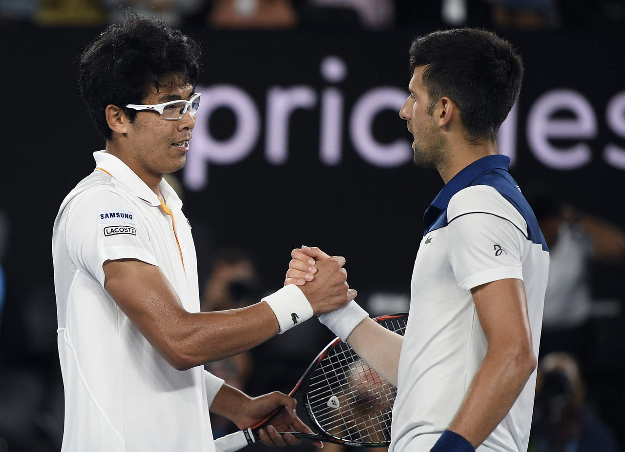 Hyeon Chung derrotó 7-6 (4), 7-5 y 7-6 (3) al servio Novak Djokovic en los octavos de final del Abierto de Australia. (AP)