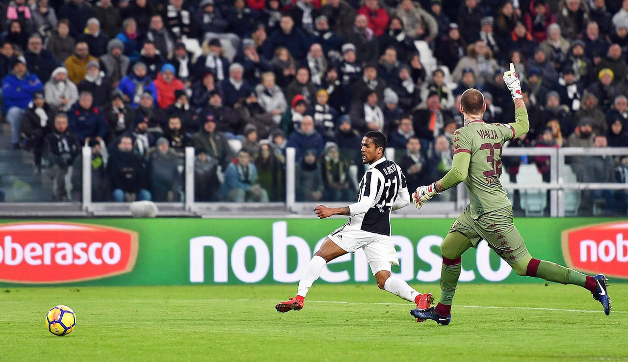 Douglas Costa marcó el único tanto del juego en la victoria de la Juventus. (AP)