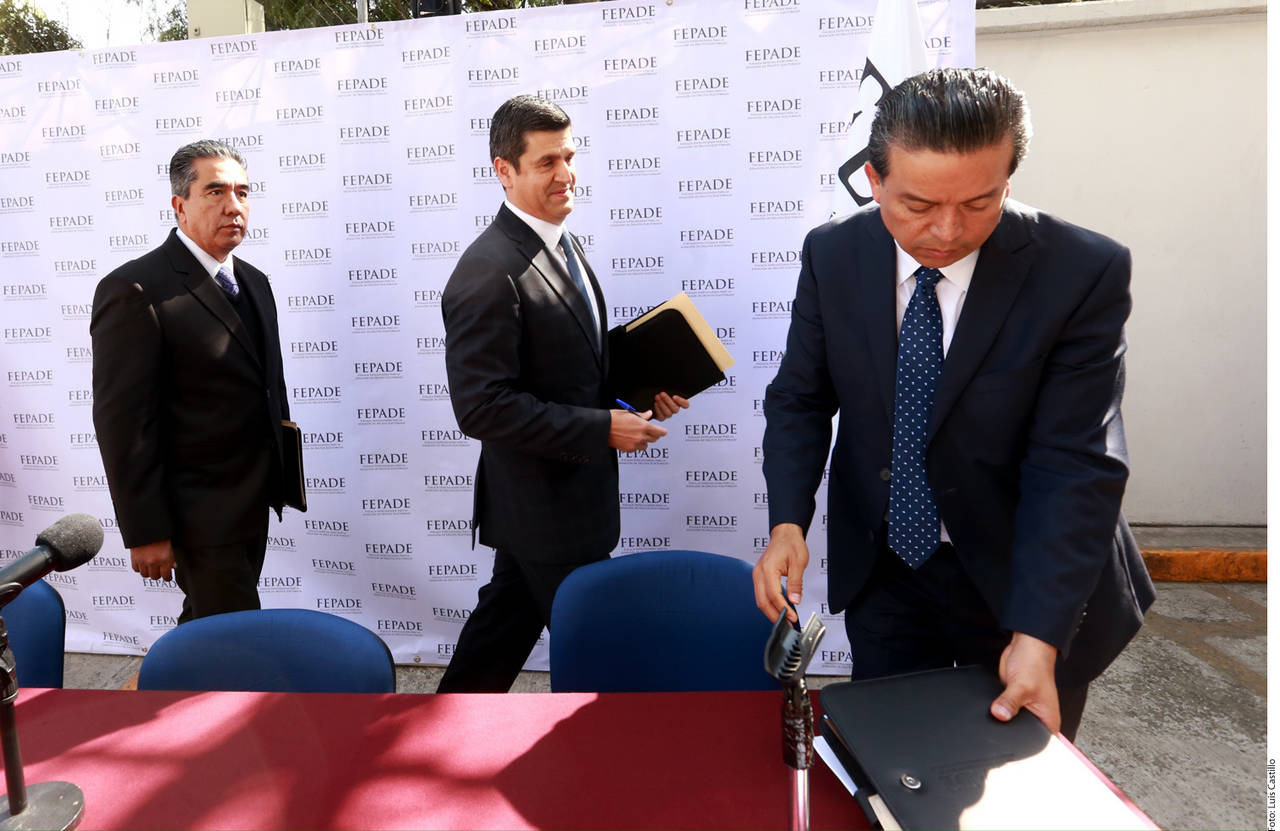 Justificada. Héctor Díaz Santana (centro), titular de la Fepade, justificó la atracción del caso. (AGENCIA REFORMA)