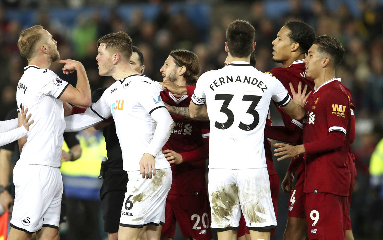 Los ánimos se calentaron en el partido en el que Swansea le rompió la racha al Liverpool. (AP)