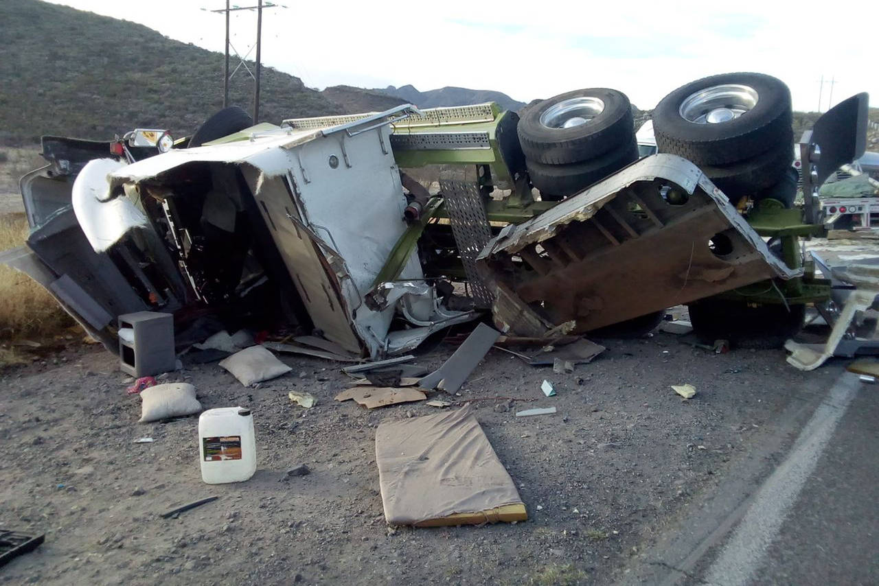 Accidente. Tráiler y torton terminan destrozados tras accidente en la carretera libre a Durango. (EL SIGLO DE TORREÓN) 