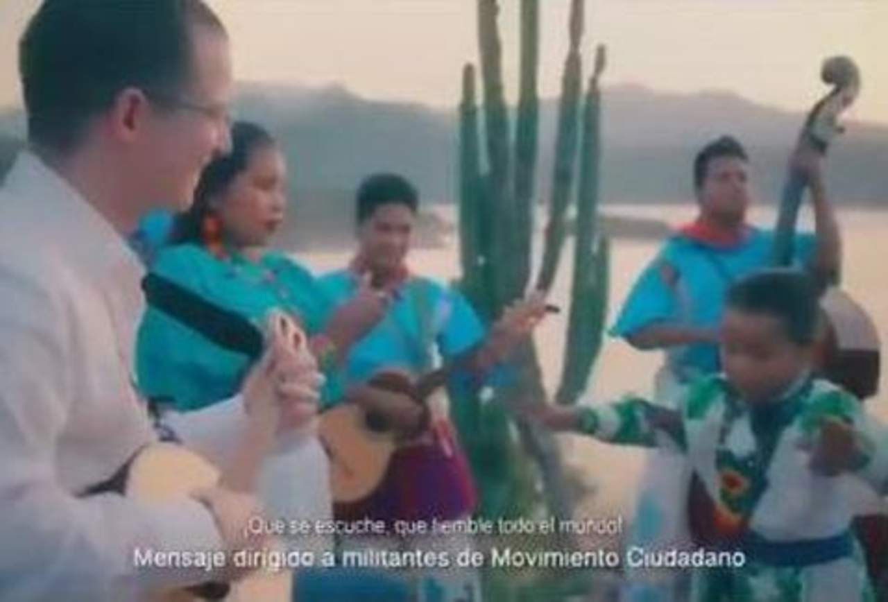 En el corto spot, pautado por Movimiento Ciudadano ante el INE, aparecen ambos personajes. Yuawi López aparece bailando y cantando y Anaya Cortés tocando la guitarra. (ESPECIAL)