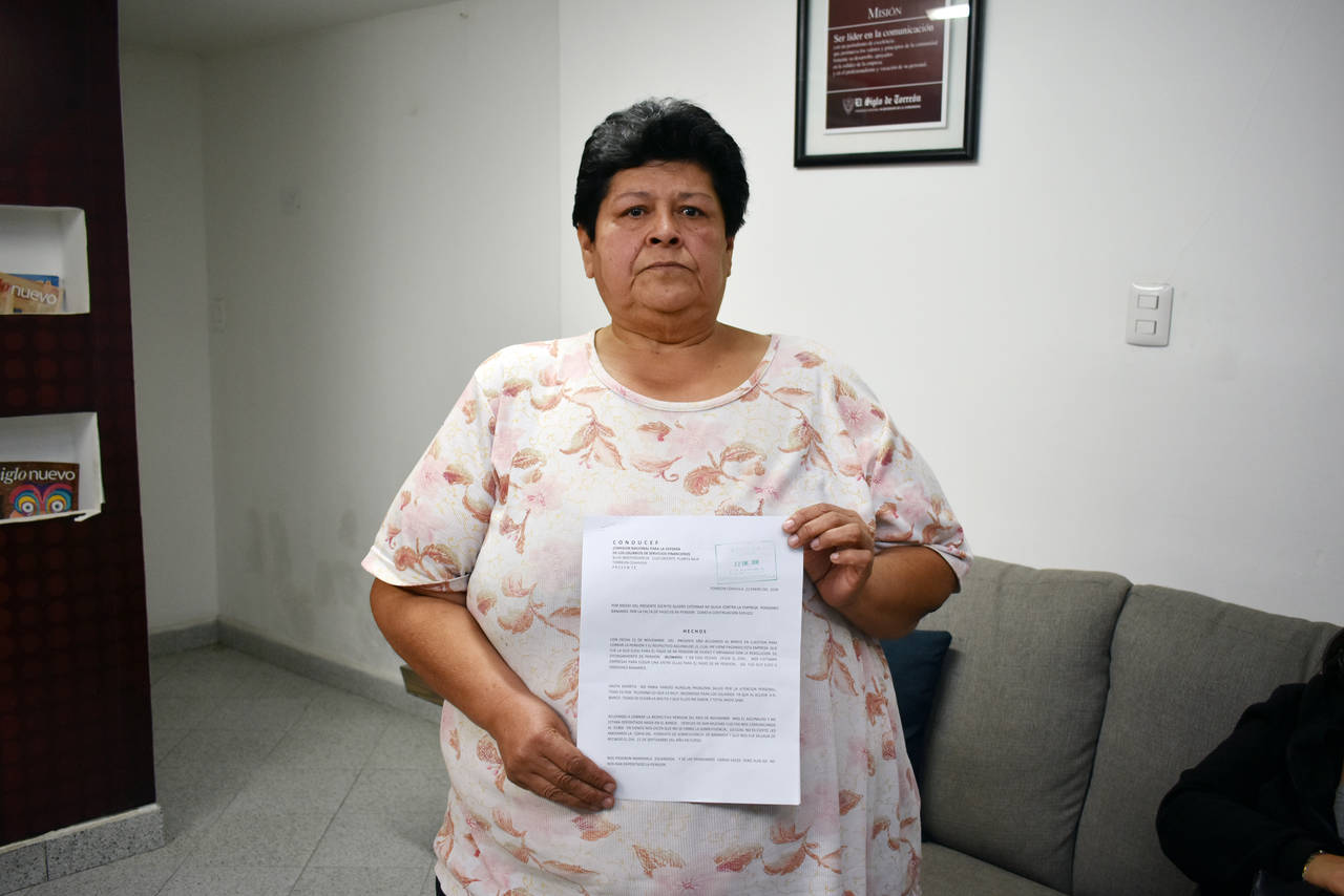 Queja. Yolanda Gutiérrez muestra la queja que presentó en Condusef en contra de la institución bancaria por falta de pago. (JOEL MENDOZA)