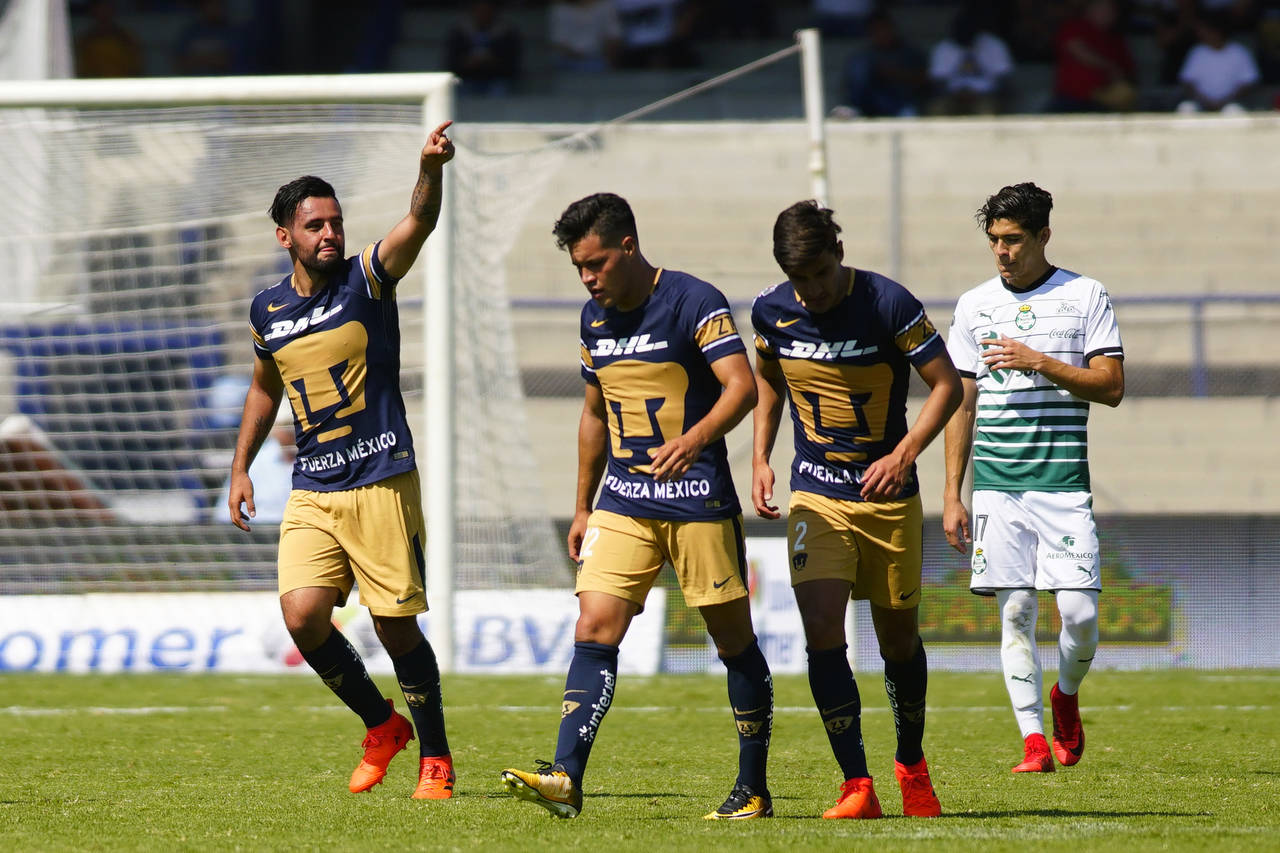 Bernabé Magaña (i), de los Pumas UNAM, en duelo contra Santos Laguna el año pasado. (Jam Media)