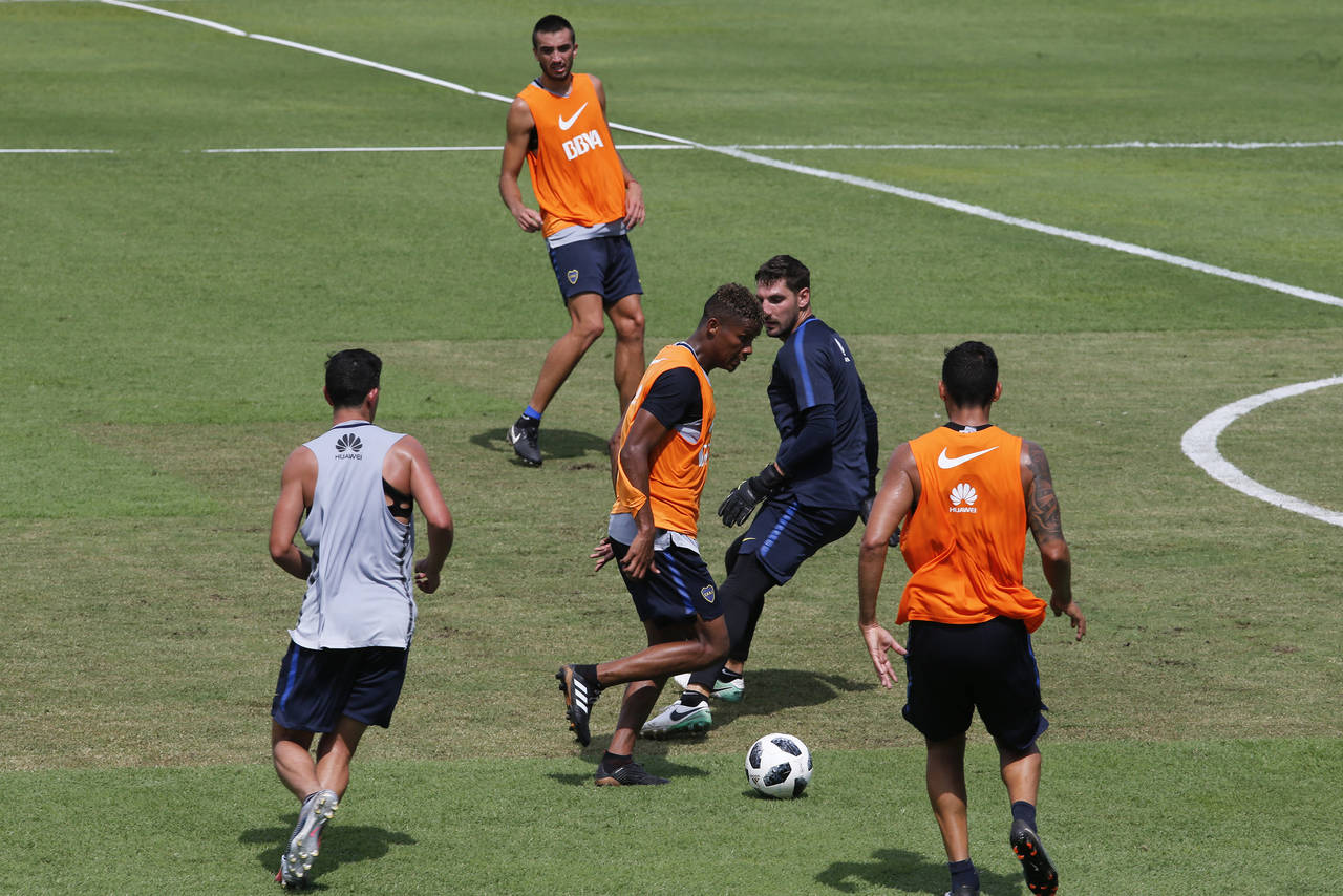 Edwin Cardona (c), de Boca, en el entrenamiento previo al inicio de la Superliga 2018 de Argentina. Barrios y Cardona, a entrenar