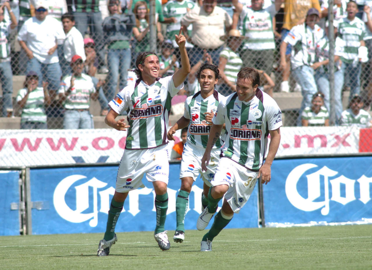 Walter Jiménez celebra un gol con sus compañeros Fernando Arce y Matías Vuoso. (ARCHIVO)