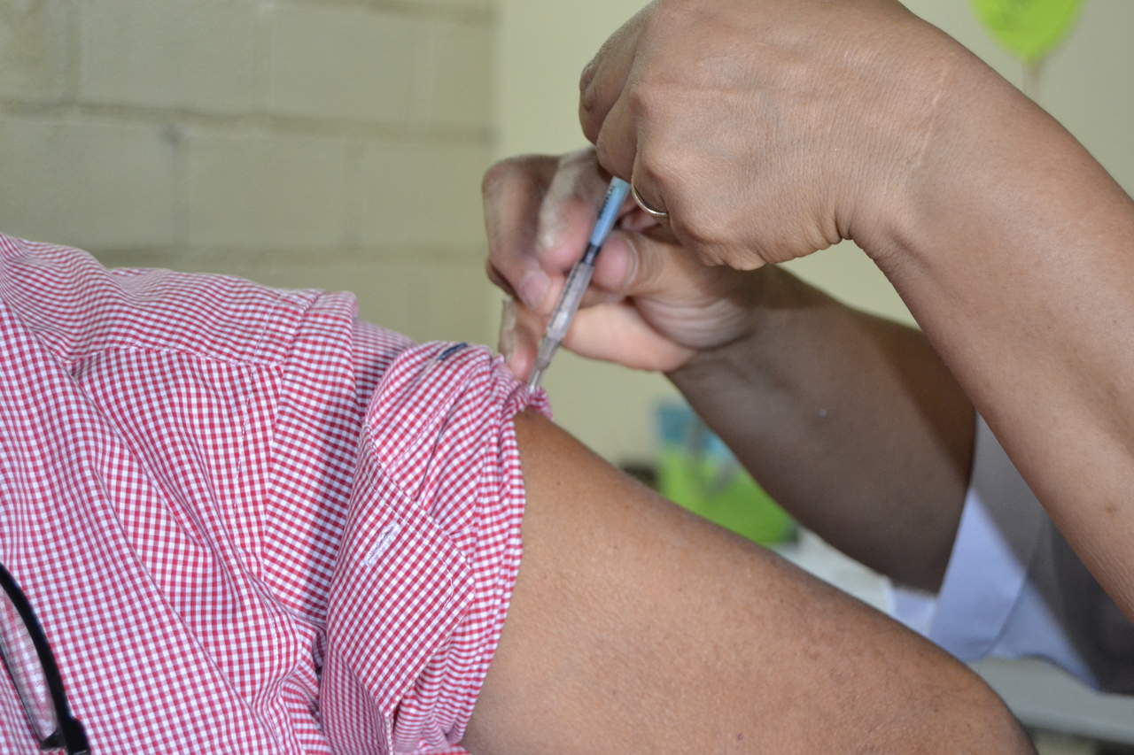 Las vacunas contra la influenza se aplican de manera gratuita en la Jurisdicción Sanitaria VI, en el Hospital General de Torreón, en los Centros de Salud Abastos y Carolinas y también en el Hospital Integral del municipio de Matamoros. (ARCHIVO) 
