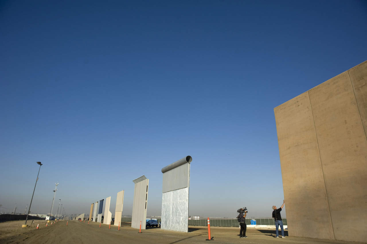 Un 63 por ciento de los adultos estadounidenses cree que el plan del muro fronterizo de Trump es una mala idea, y sólo 34 por ciento apoya su edificación, de acuerdo con una encuesta de The Washington Post y la cadena ABC. (ARCHIVO)