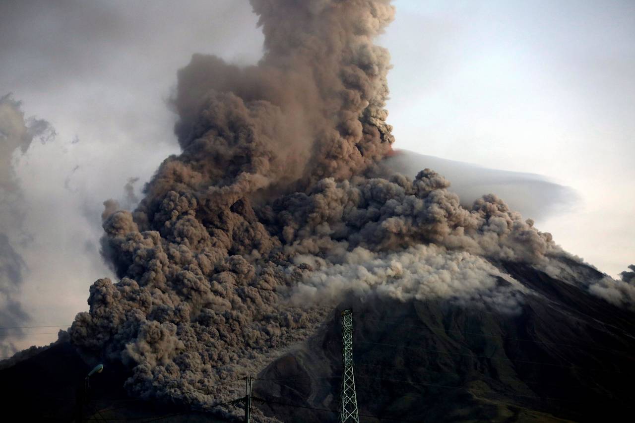 Activo. El volcán Mayon expulsó lava y cenizas. (EFE)
