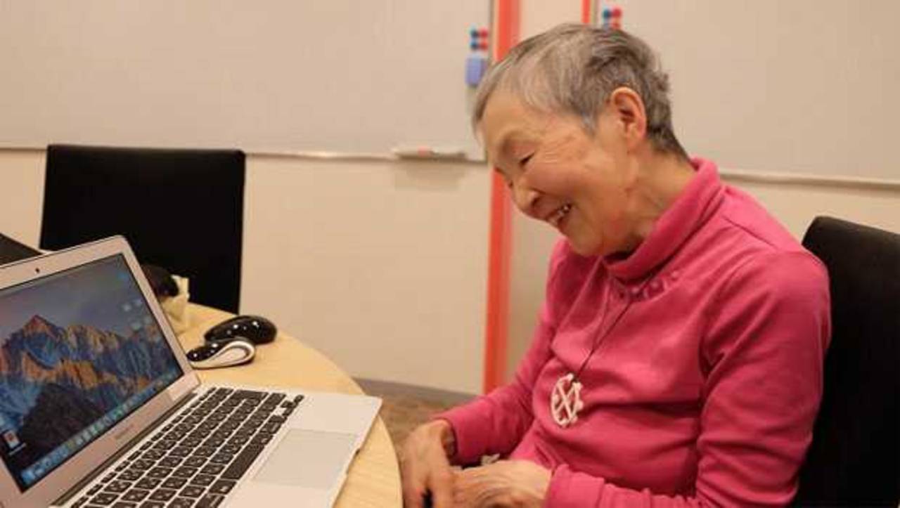 Aplicación. Masako Wakamiya, de 81 años asegura que nunca es tarde para aprender. (ARCHIVO) 