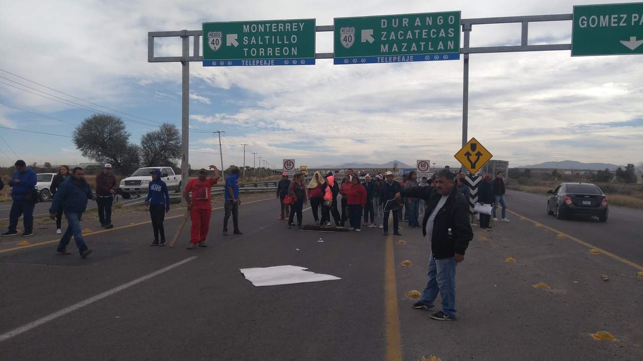 Los manifestantes que protagonizaron el bloqueo, señalaron que se debió a la petición de apoyos para el campo en reclamo a la Sagarpa. (EL SIGLO DE TORREÓN) 