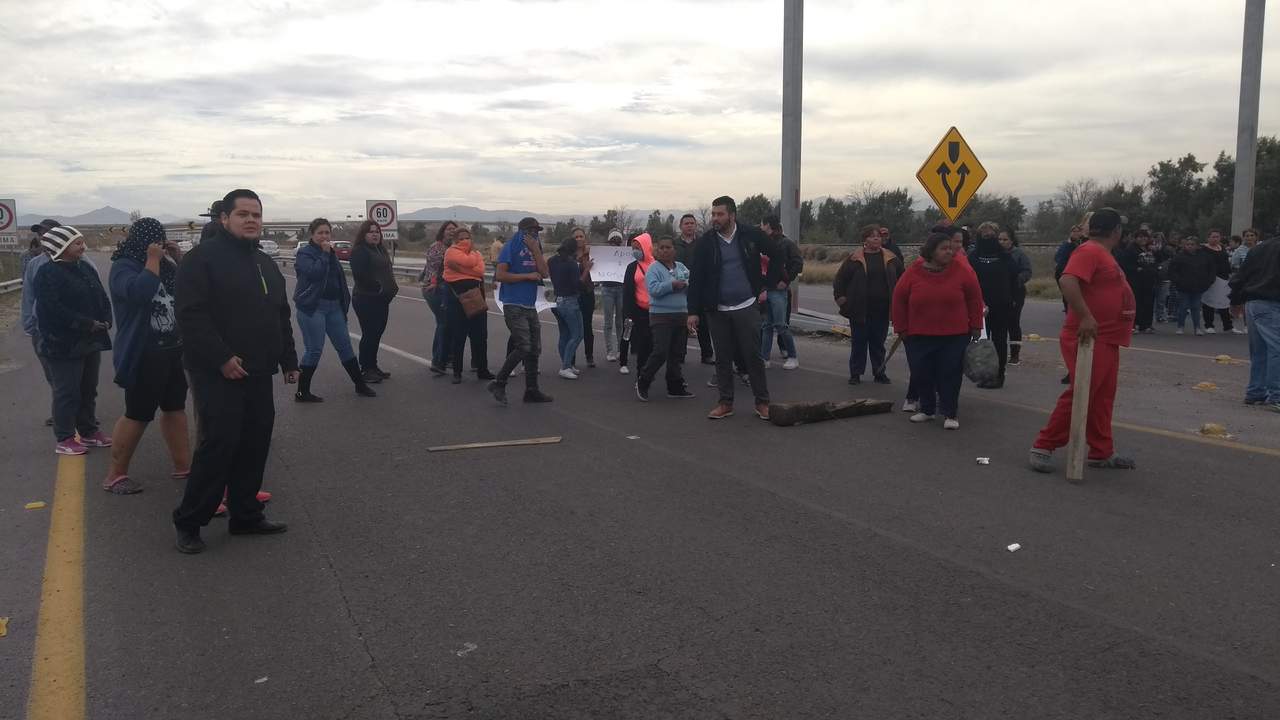 Un grupo de personas bloqueó el paso a la caravana. (EL SIGLO DE TORREÓN) 