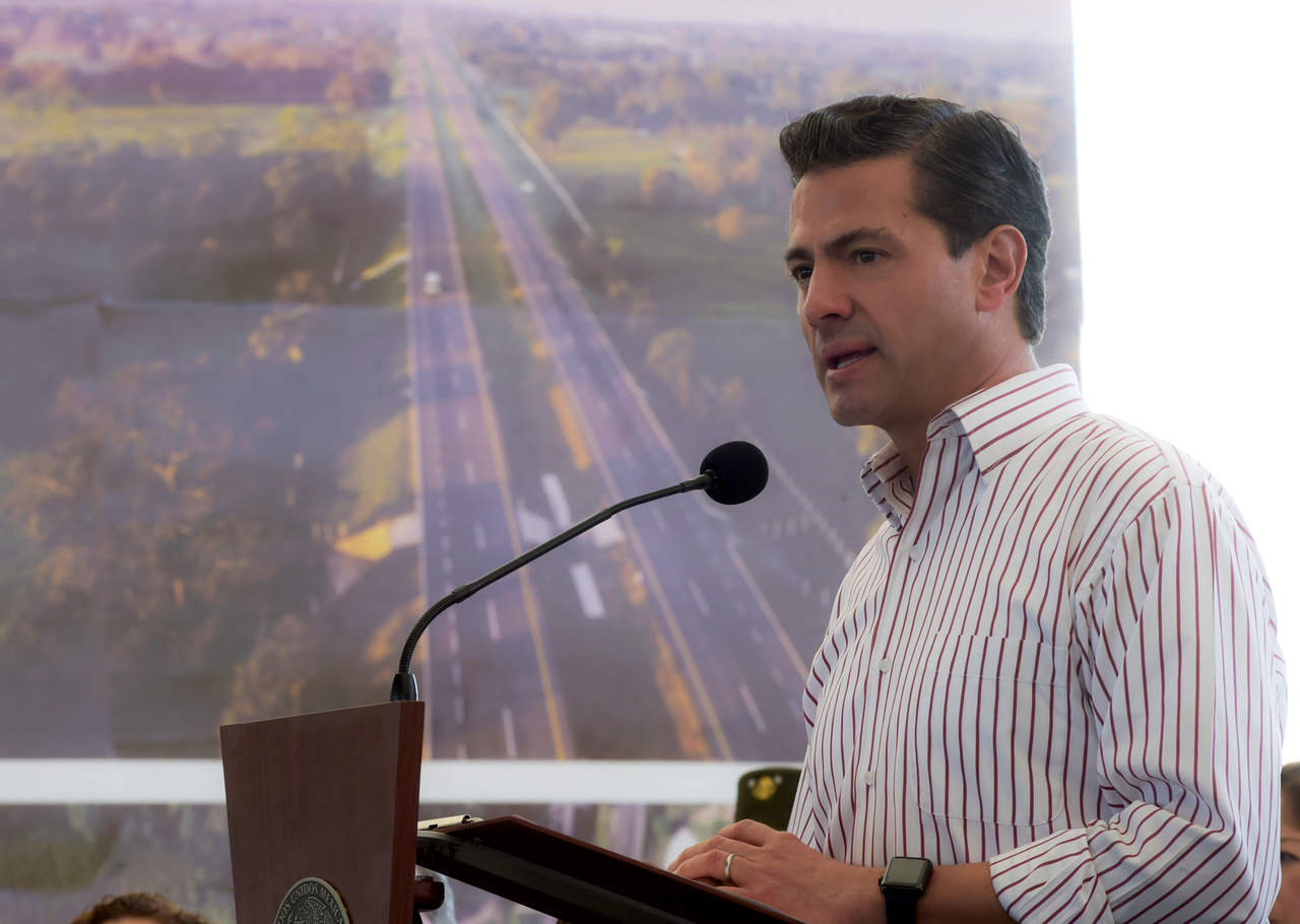 Aunque Peña Nieto prometió no tomar parte por ningún candidato en las elecciones, respetando la neutralidad institucional de su cargo, sí pidió a los que contienden en los comicios 'el reconocimiento a los avances que hemos logrado'. (ARCHIVO)