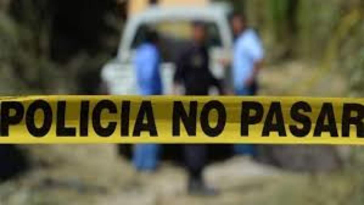 Agentes de diversas corporaciones de seguridad acudieron al lugar para acordonar la zona, en tanto que peritos de la Fiscalía General del Estado realizaron el levantamiento de los cuerpos. (ARCHIVO)