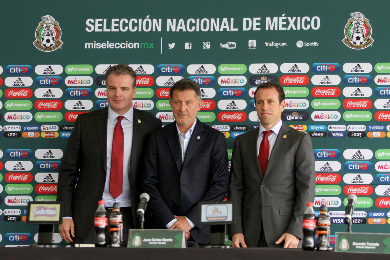 El técnico Juan Carlos Osorio (c) aceptó que su primer partido de preparación rumbo a la Copa del Mundo Rusia 2018 'será muy importante para los que están en la liga mexicana'. (Notimex)
