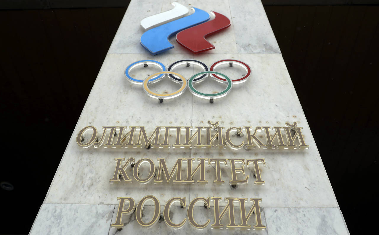 Logotipo del Comité Olímpico de Rusia en la entrada de sus oficinas corporativas en Moscú, Rusia. (AP)