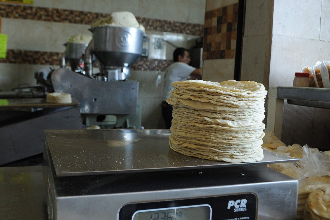 Actualmente el costo del kilo de tortilla oscila entre los 14 y 15 pesos, e incluso ya hay algunos establecimientos que lo subieron a 16 pesos. (ARCHIVO)