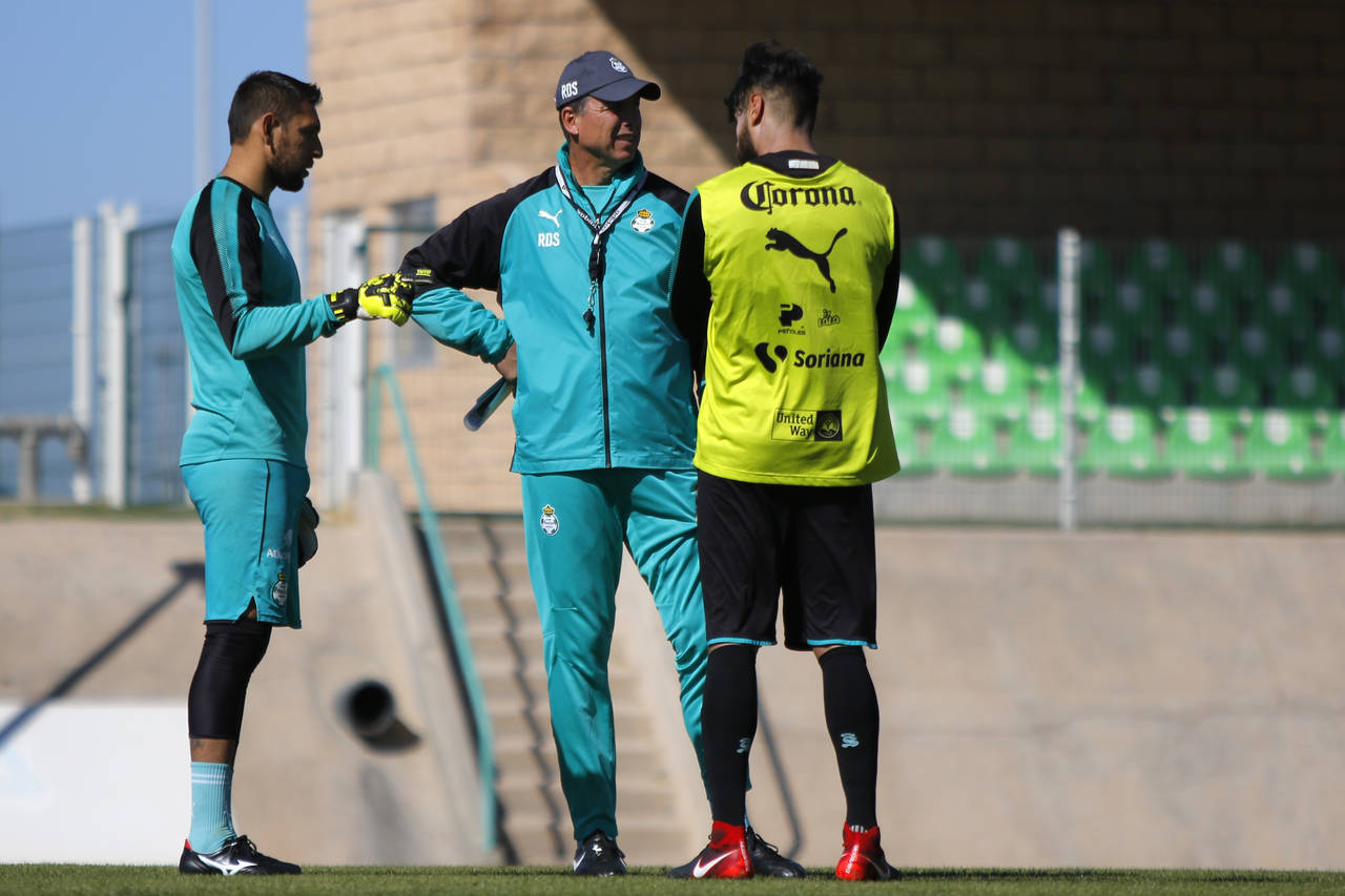 Jonathan Orozco (i), Robert Dante Siboldi (c), director técnico del Santos, y Néstor Araujo (d)durante el entrenamiento previo a la jornada 4 del torneo Clausura 2018.  (Jam Media)