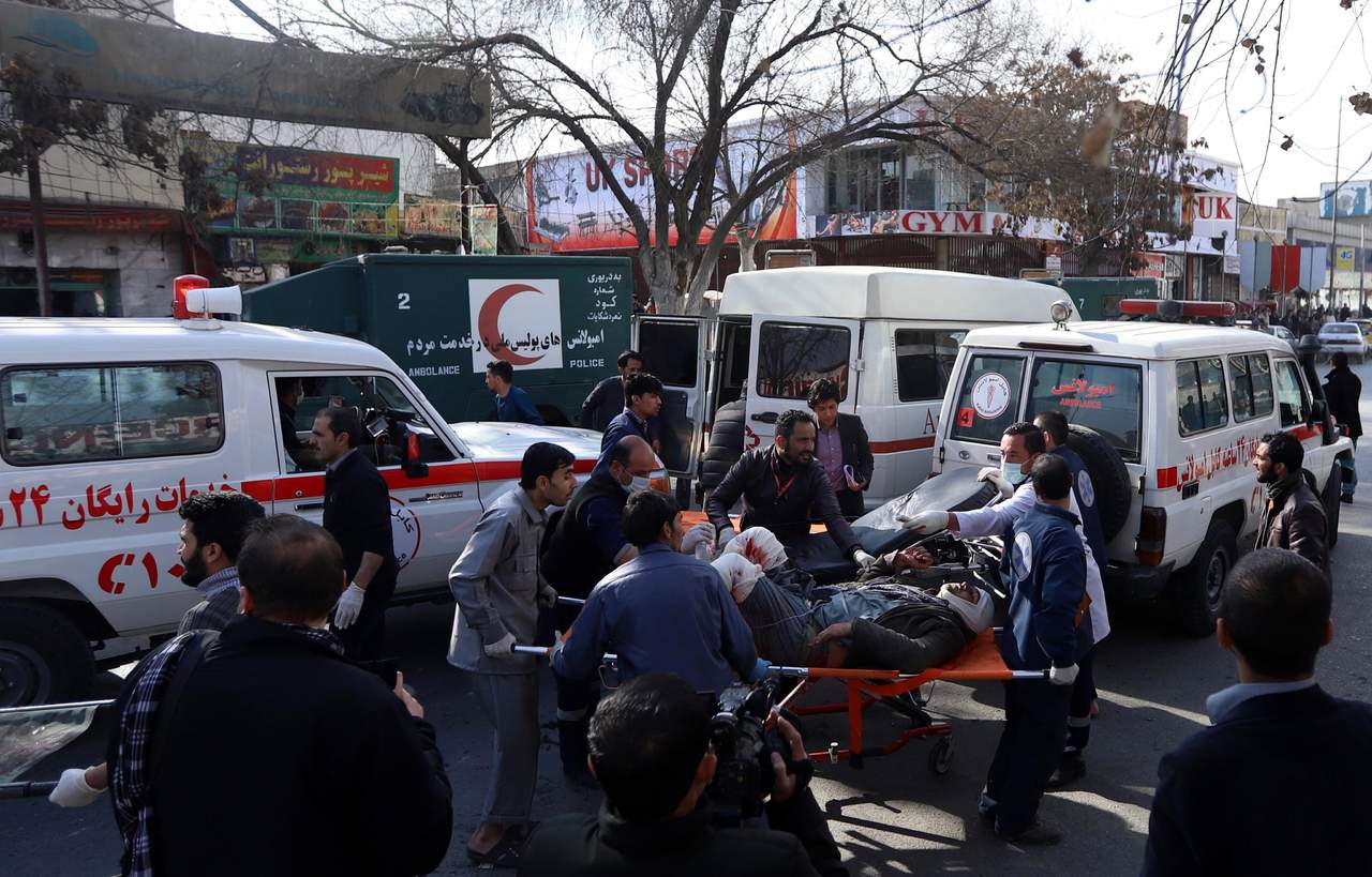 Los talibanes usaron una ambulancia cargada de explosivos contra el antiguo Ministerio del Interior afgano, donde aún operan algunas dependencias oficiales, en una concurrida zona del centro de Kabul. (EFE)