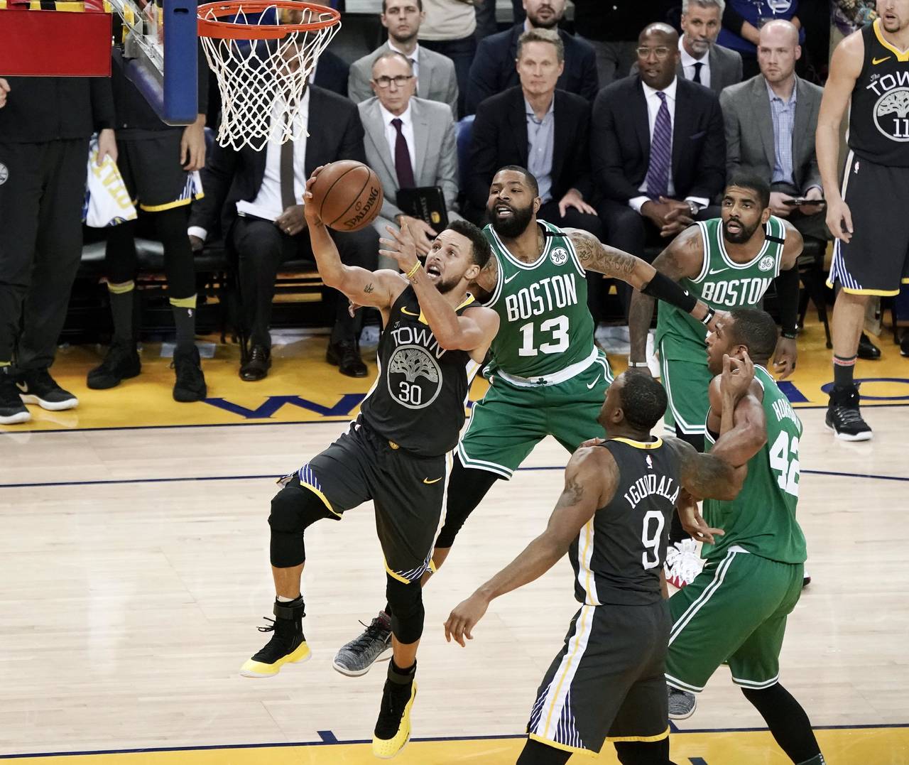 Los Celtics de Boston no pudieron parar a Stephen Curry, quien anotó 49 puntos en la victoria de Warriors 109-105 sobre Boston. (EFE)