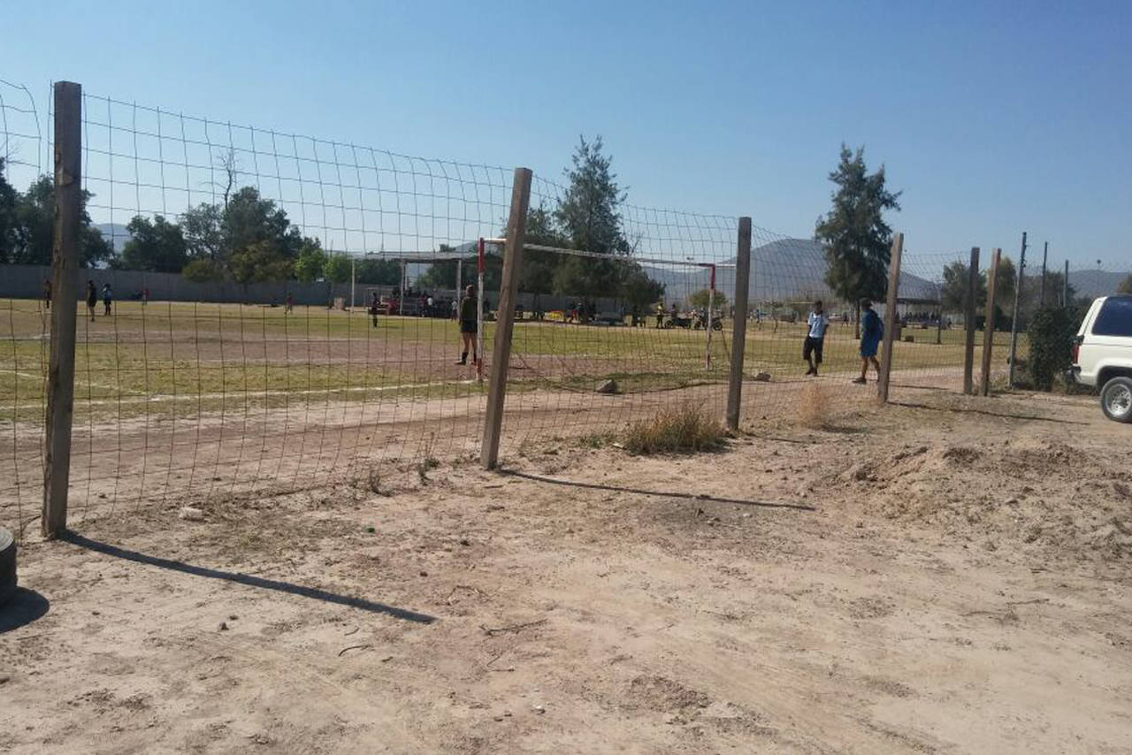 Mantenimiento. Trabajan en el mantenimiento y gestionan recursos para mejorar los campos de fútbol México 98 de Lerdo.