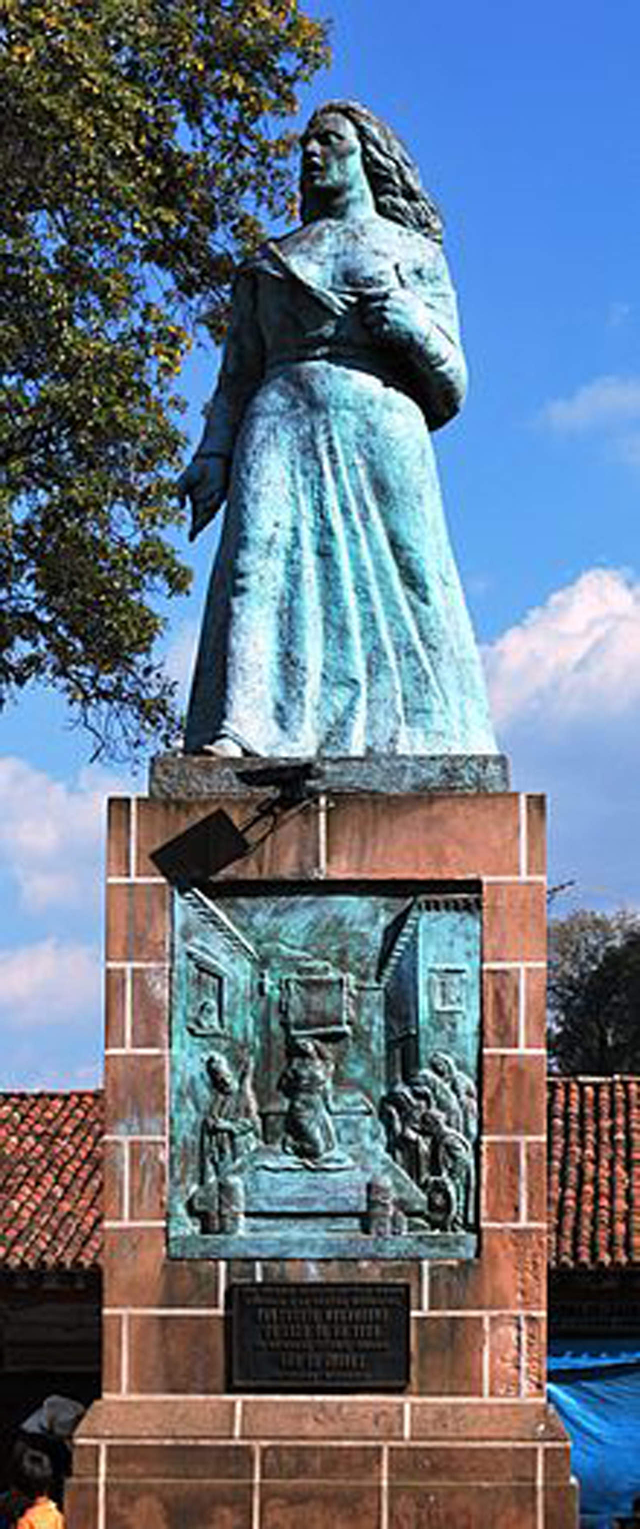 Monumento a Gertrudis Bocanegra en la plaza de Pátzcuaro, Michoacán, su tierra natal.