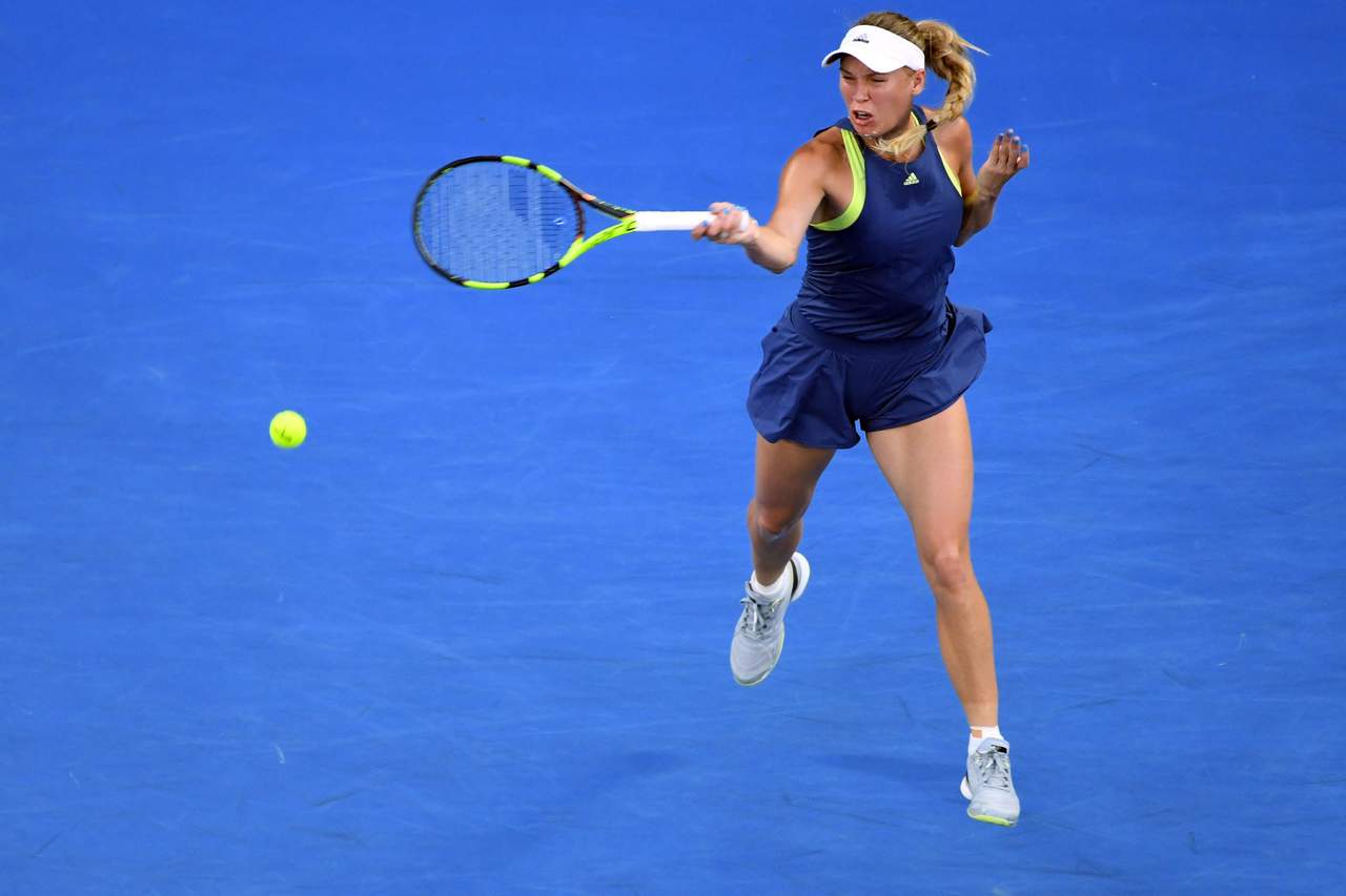 Tras un largo y atractivo duelo, Caroline Wozniacki venció 7-6, 3-6, 6-4 a Simona Halep en dos horas y 49 minutos. (EFE)