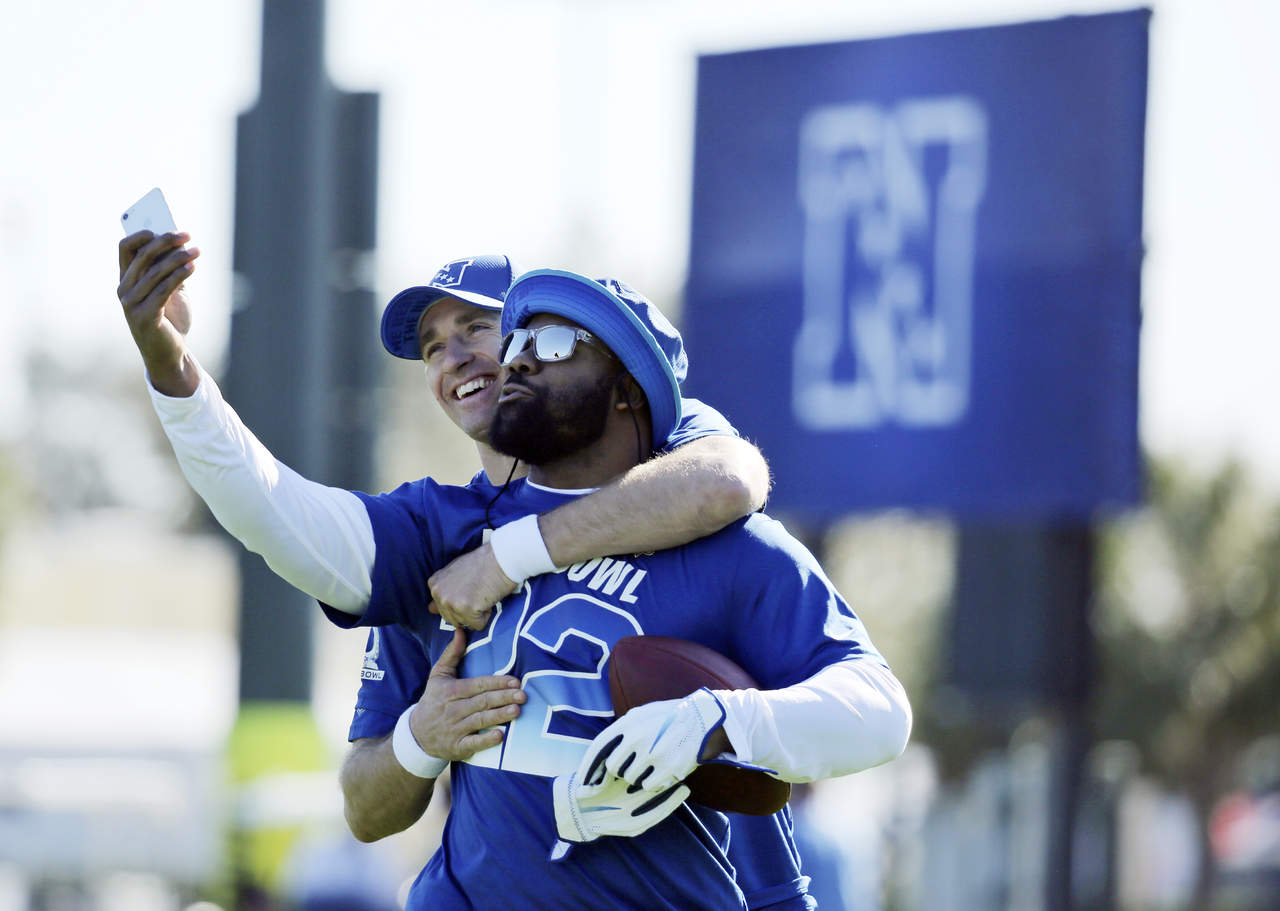 Los jugadores de Saints, Drew Brees y Mark Ingram se toman una ‘selfie’. (AP)