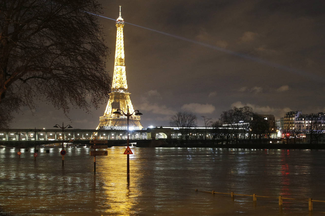 Fenómeno. El nivel del río Sena en París se ha visto incrementado, y se espera que siga creciendo. (EFE)