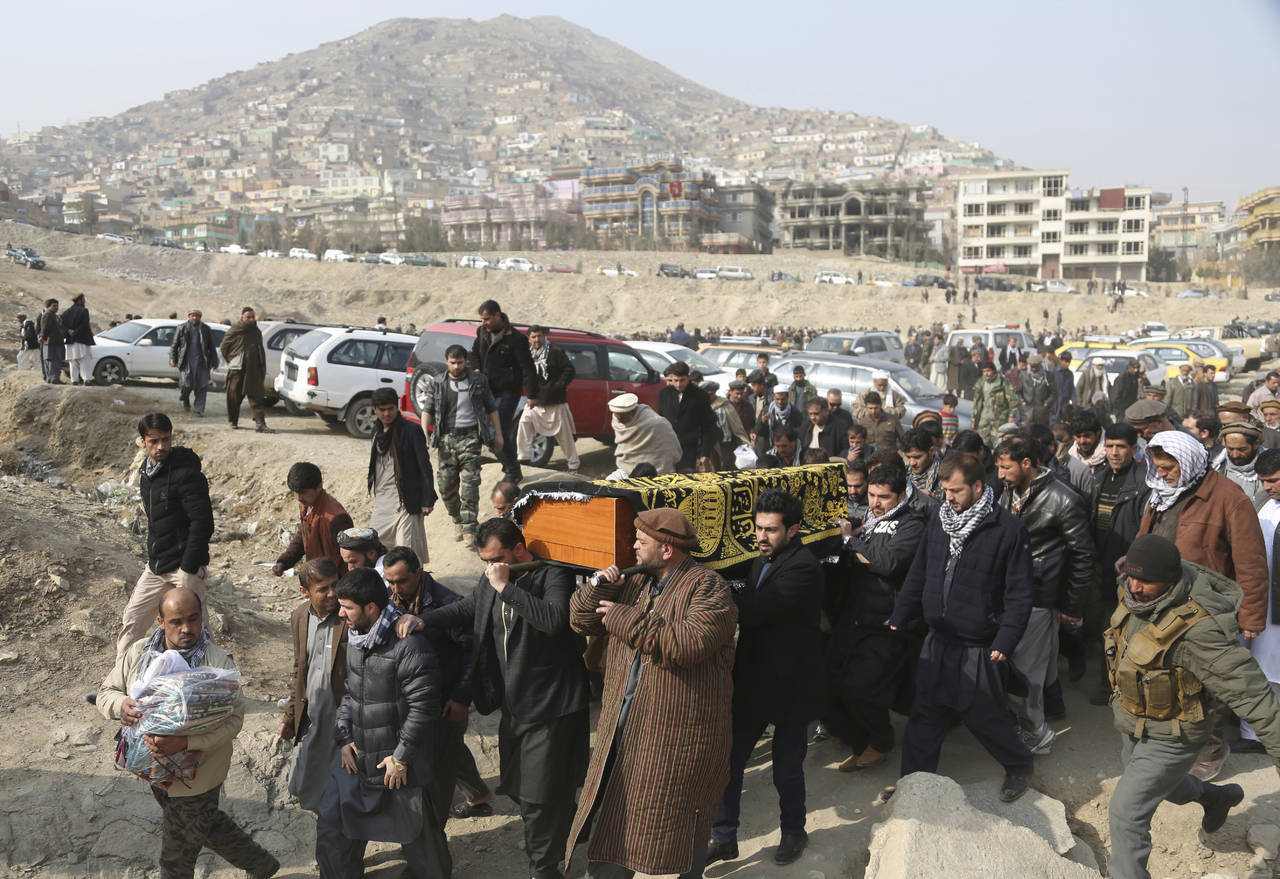Doloroso. Familiares y amigos de las 103 víctimas del atentado realizaron los funerales. (AP)