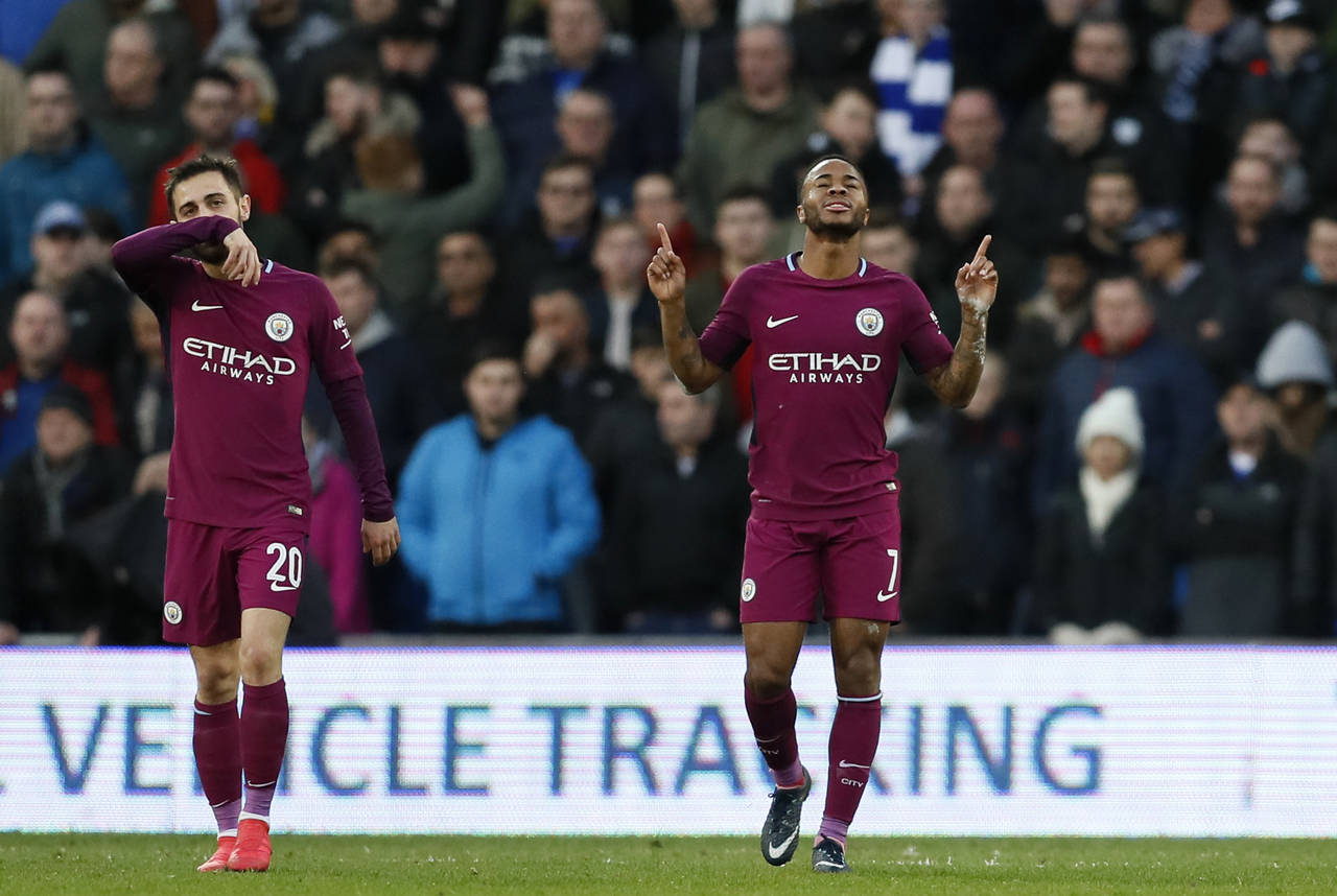 Raheem Sterling (i) celebra luego de marcar el segundo tanto. Manchester City avanza a quinta ronda en Copa FA