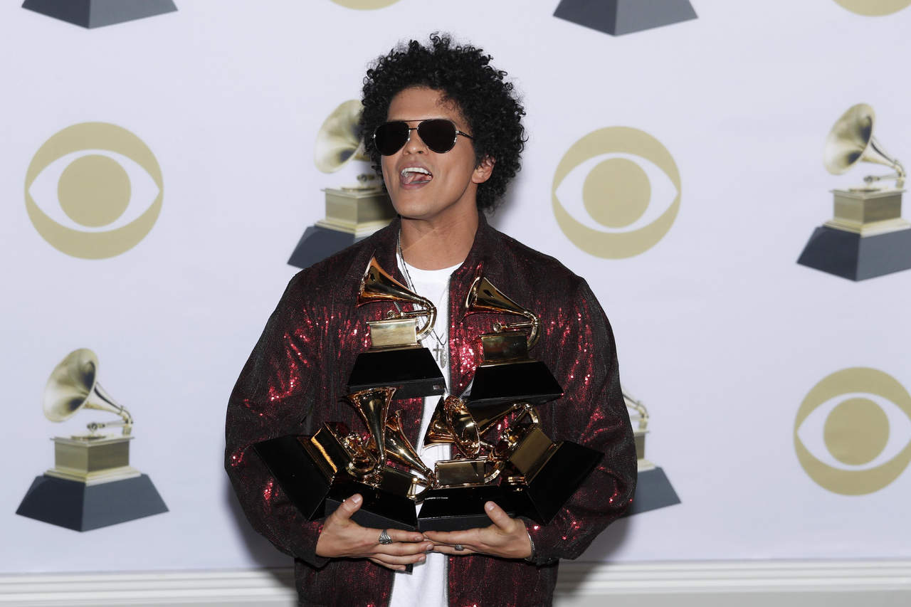 Bruno Mars hace 'magia' en los Grammy