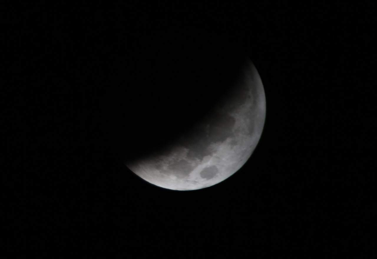 El próximo día 31 se registrará un eclipse total de luna, el cual es uno de los acontecimientos astronómicos más importantes y esperados por los aficionados este año. (ARCHIVO)