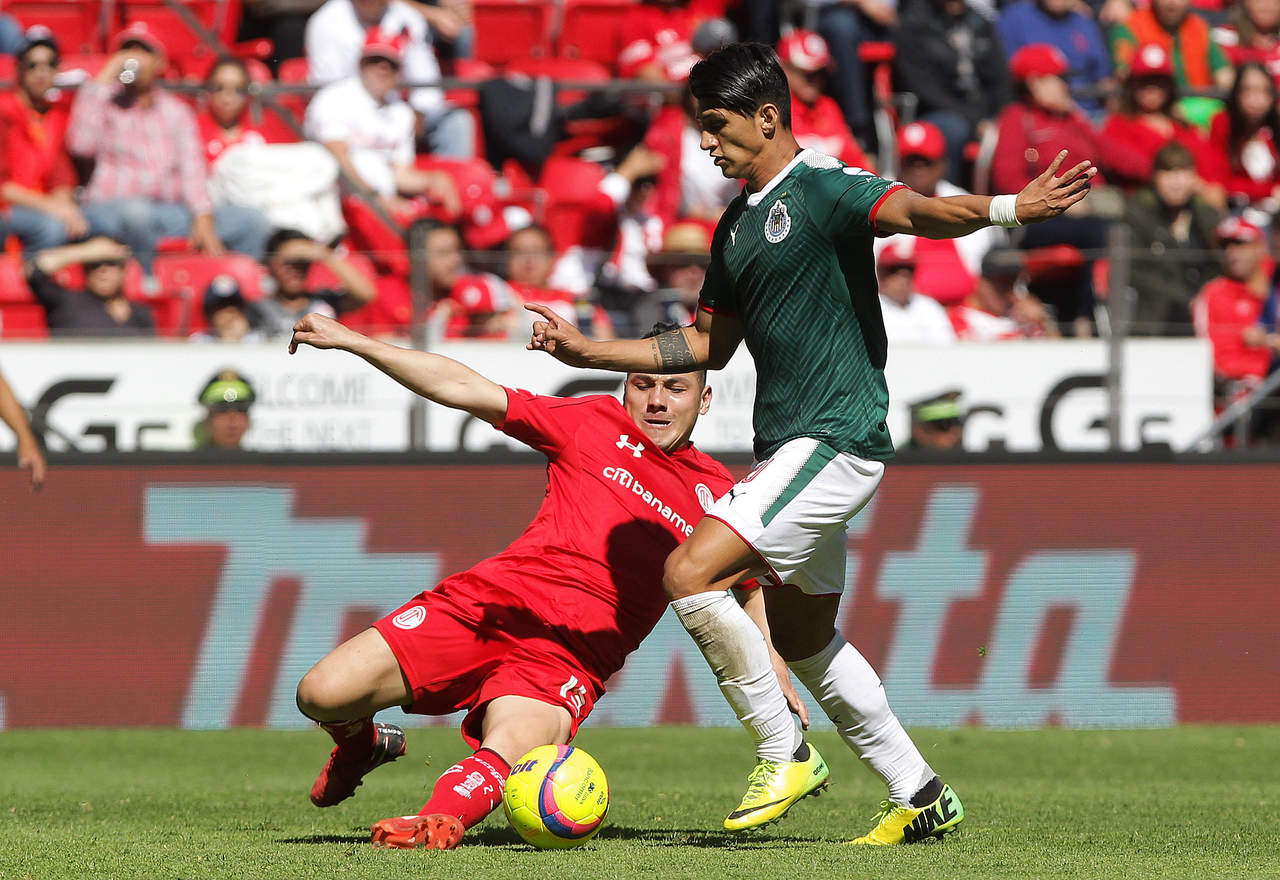 El delantero mexicano presenta una contusión sobre la cara anterior del tobillo que le provocó inflamación y dolor importante. (ARCHIVO)