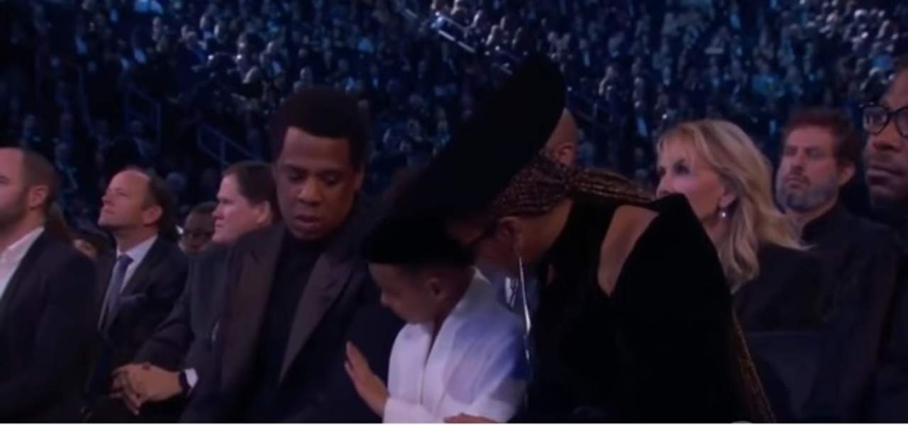 Blue Ivy, hija de rapero Jay Z y la cantante Beyoncé pide a sus padres callar mientras Camila Cabello dirigía su discurso. (ESPECIAL)